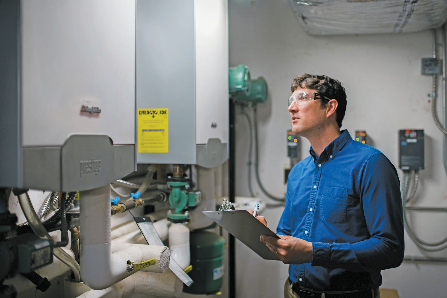 Furnace inspection worker