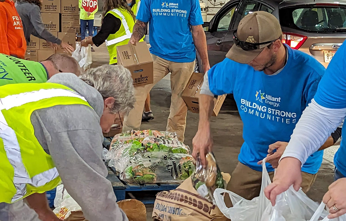 Alliant Energy volunteers at a food bank